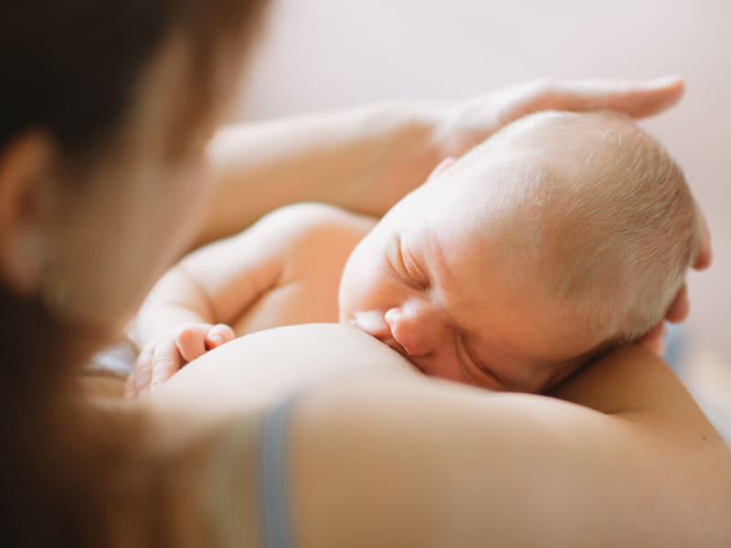 Как нужно прикладывать малыша к груди