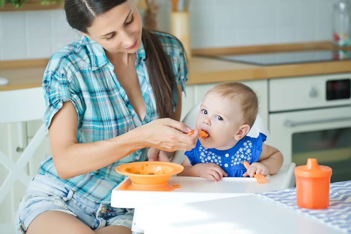 Почему важно научить ребенка кушать ложкой самостоятельно?