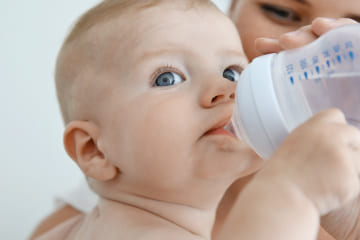 Давать ли воду новорожденным при грудном вскармливании?