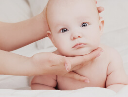 Что такое кривошея у младенца?