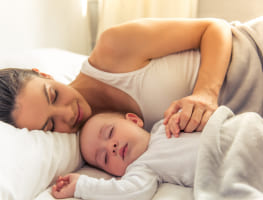 Нужно ли будить новорожденных для кормления