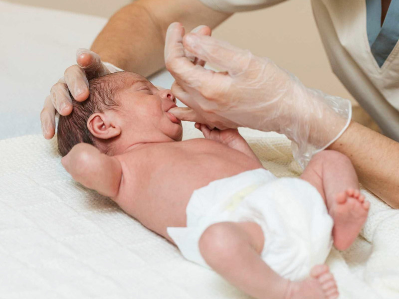 Как проверить сосательный рефлекс у новорожденного?